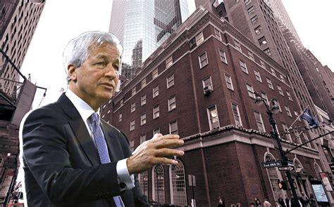 Chase bank currently operates with 4906 branches located in 33 states. JPMorgan Chase Buys Bank of China's Former US Headquarters