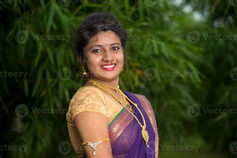 belle jeune fille traditionnelle indienne en sari posant à l extérieur 5052128 photo de stock