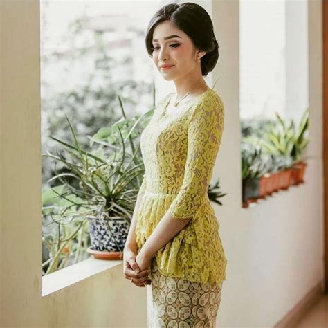 Inspirasi Kebaya Untuk Lamaran Dari Annisahadad Cantik Dan Terasa Sangat Youthful Ya