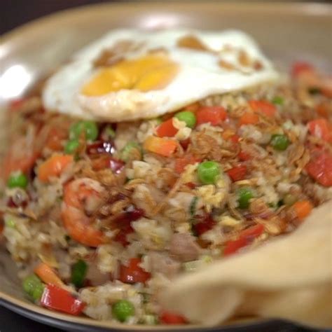 Cara membuat nasi goreng jawa yang spesial dan enak adalah : Video Berbeda dengan Nasi Goreng yang ada pada umumnya, Nasi Goreng Singapura yang satu ini ...