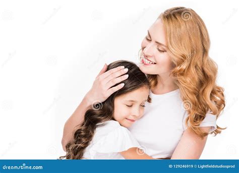 Retrato De La Madre Sonriente Que Abraza A La Hija Imagen De Archivo