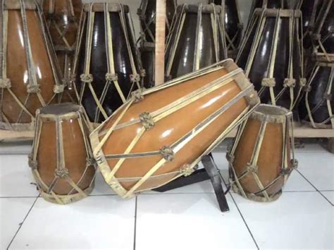 Alat musik ritmis tradisional timpani adalah alat musik yang terbuat dari bahan kuningan dan tabungnya menyerupai mangkuk. 15+ Alat Musik Ritmis Tradisional dan Modern dari Berbagai Daerah