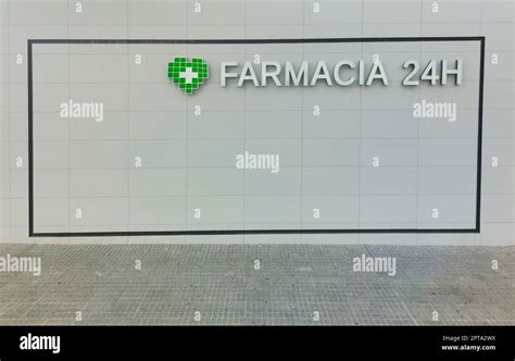 24-hour pharmacy wall. Spanish language lettering Stock Photo - Alamy