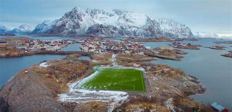 Up on the rocky islands of the arctic circle, you find space for a football pitch wherever you can. Que estádio daora! Conheçam o campo de Henningsvær ...