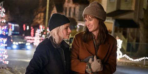 Happiest Season: Harper's Coming Out Scene Defended by Director
