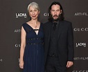 Keanu Reeves le da un beso a su novia antes de ir a trabajar