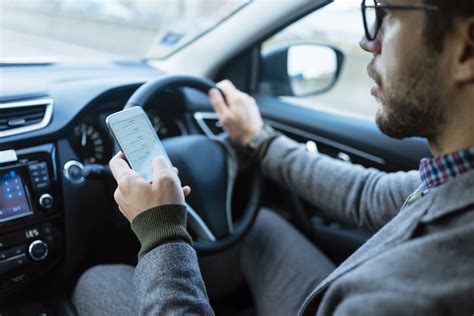 The Dangers Of Using Your Mobile While Driving | Car Search Brokers