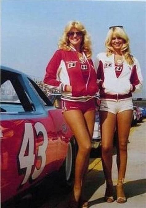 At The Drags Linda Vaughn And Hurst Girl 1970 In 2020 Racing Girl
