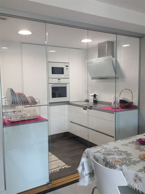 Vangarda ofrecemos puertas de cristal y porcelánicos para muebles de cocina de estilos moderno, minimalista y vanguardista. Foto: Puertas Correderas de Cristal de Vidrios Duke ...