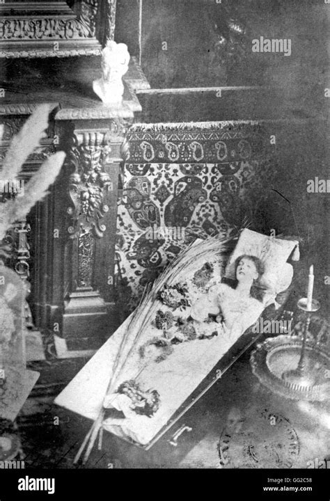 Sarah Bernhardt In Her Coffin 20th Century France Paris Hi Res Stock