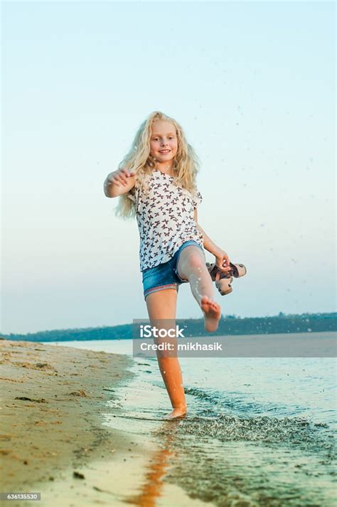 맨발로 해변에서 달리는 소녀 감정에 대한 스톡 사진 및 기타 이미지 감정 강 개념 Istock