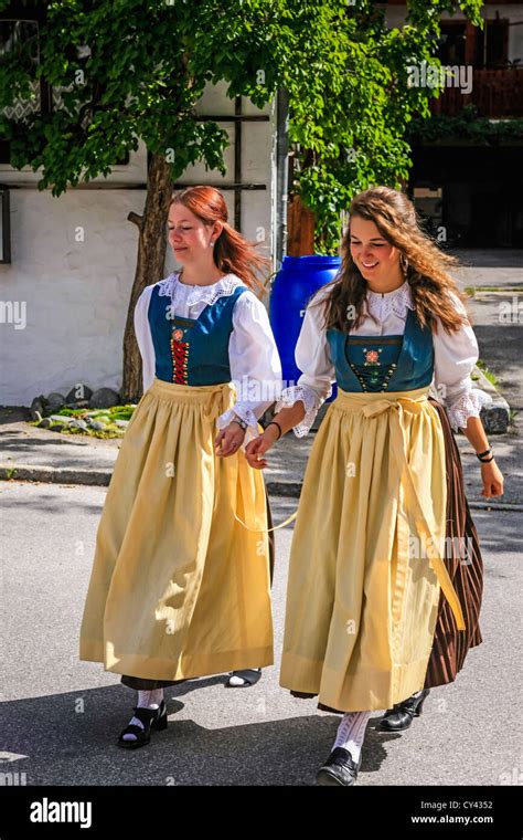 How To Wear A Dirndl Dress Like An Austrian Travel Tyrol Blog Vlrengbr