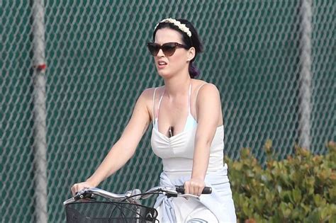Katy Perry Goes Bike Riding With Friends On 4th July In California