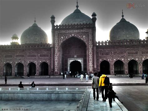 The scene of this masjid nabawi wallpaper at night is most attractive and cool for all muslims. Masjid Wallpaper (58+ images)