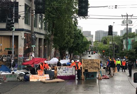 kuow seattle police force protesters out of chop zone make arrests