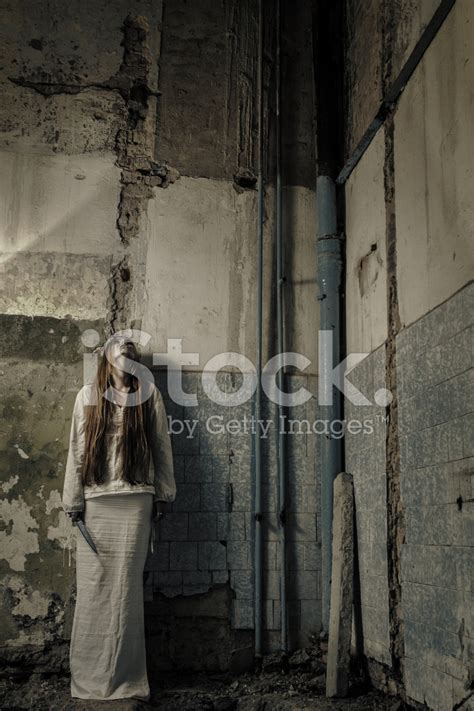 Zombie Mädchen Mit Loong Haar In Ein Verlassenes Gebäude Stockfoto