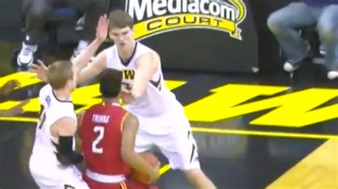 Iowa S Adam Woodbury Can T Stop Poking People In The Eye