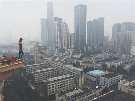 Angela Nikolau Cewek Penantang Maut Yang Hobi Selfie Di Gedung