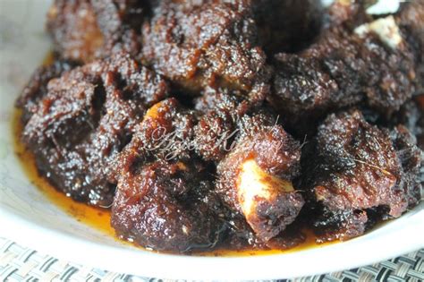Jangan lupa bumbui daging kambing sebelum dimasak. Daging Kambing Masak Hitam Terbaik - Azie Kitchen