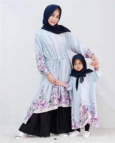 Baju ini warna abu dan biru untuk cowok sedang ceweknya warna abu pink. Model Gamis Couple Ibu dan Anak Kombinasi | Gaya hijab ...
