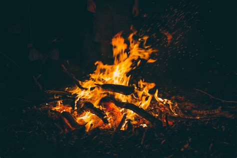 Fotoğraf Gece Karanlık Alev Ateş Odun Kamp Ateşi şenlik Ateşi