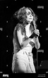 Yoko ono cantando fotografías e imágenes de alta resolución - Alamy