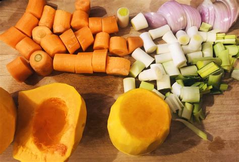 Couscous réhydraté 35% (eau, semoule de blé dur, huile d'olive vierge extra, huile de tournesol, sel, poivre blanc), eau, émincés de filets de poulet saumurés rôtis 10% (filets de poulet 8.3%, eau, fécule. Recette de couscous aux légumes de saison, légumes d'hiver