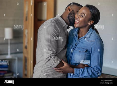 Cari Oso Esposo Afroamericano Besando A Su Esposa En La Mejilla Fotograf A De Stock Alamy