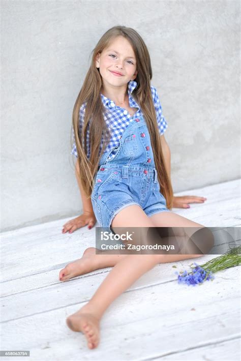 Retrato De Niña Al Aire Libre En Verano Foto De Stock Y Más Banco De Imágenes De Aire Libre