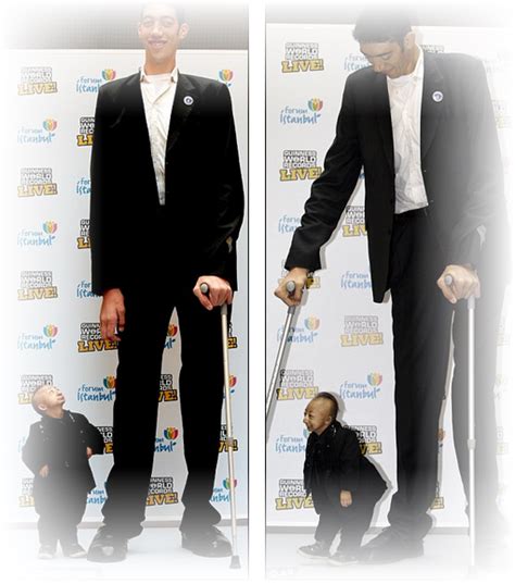 Worlds Smallest Man Meets Worlds Tallest Man Sultan Kosen The Worlds Tallest Man At 8ft 1in