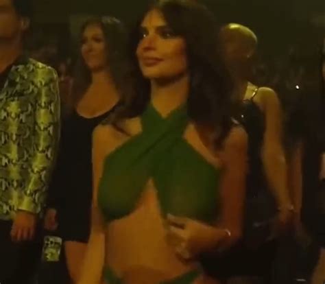 Emily Ratajkowski Suffers Embarrassing Wardrobe Malfunction At Vmas But Manages To Maintain Her
