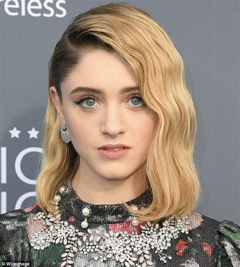 Layering It On Thick Natalia Dyer 21 Wore Three Different Mascaras