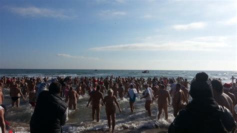 Plus De 300 Naturistes Pour Le Dernier Bain De Lannée Au Cap Dagde