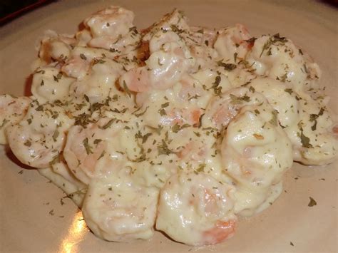 Lightened up shrimp cooked in a creamy garlic infused pesto cream sauce. Low Carb Layla: Shrimp in a Garlic Cream Sauce