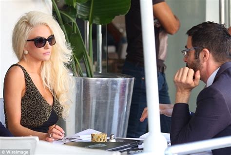 Courtney Stodden Her Mother And A Plastic Surgeon Grab Lunch In
