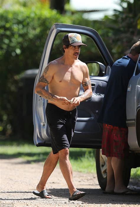 Red Hot Chili Peppers Anthony Kiedis Shows Off Torso Daily Mail Online