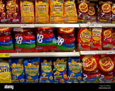 Sacchetti Di Patatine E Snack Salati In Un Supermercato Uk Foto Stock