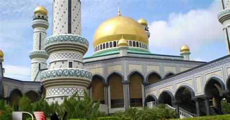 Atmosfer konservatifnya begitu kental di sana. Tempat Menarik di Brunei : Masjid & Istana Darussalam ...