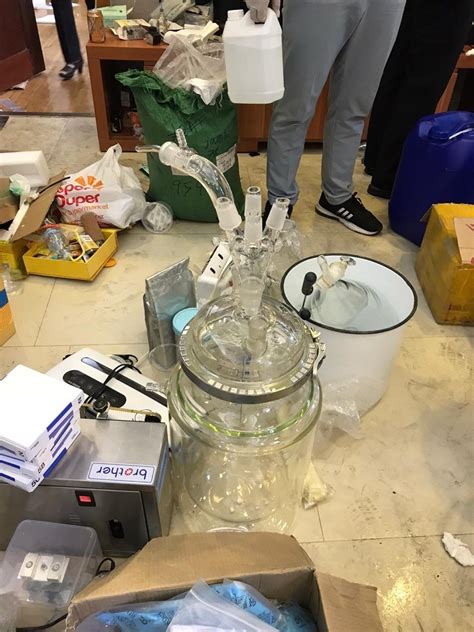 Hallo ich schreibe eine facharbeit über crystal und ein punkt ist die herstellung. Inside an Asian condo meth lab (Chinese in Cambodia) : Drugs
