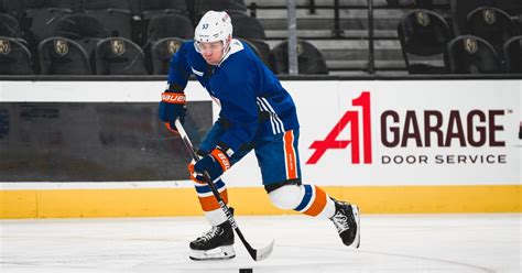 Concern Around Islanders Casey Cizikas Options If He Misses Time The Hockey News New York