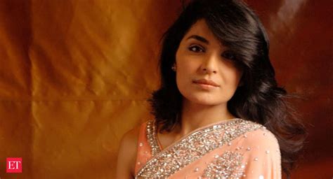 pakistan court issues non bailable arrest warrant against controversial actress meera the