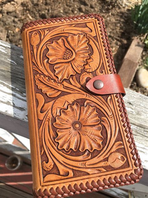 Hand Tooled Men S Leather Wallet In Sheridan Style Image
