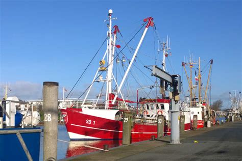 Büsum is a fishing and tourist town of 5,000 people (2018) in the district (landkreis) of dithmarschen, on the north sea coast, in schleswig holstein. Traditional fisher show in Büsum - buesum-live.com