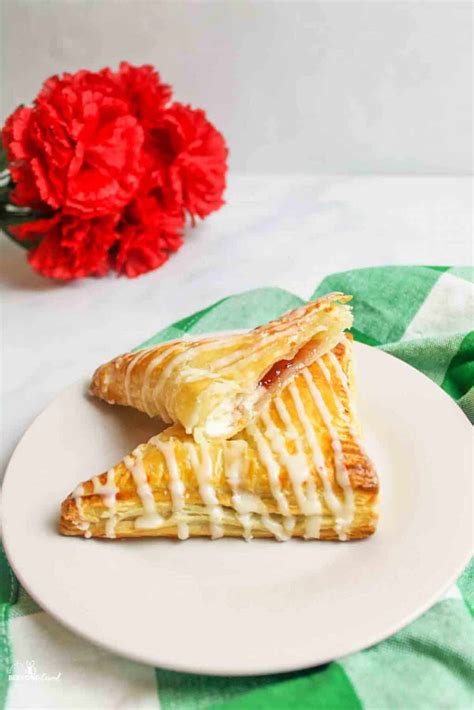 Strawberry Cream Cheese Turnovers - BeeyondCereal