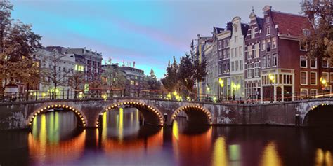 Amsterdam ist vollgepackt mit spannenden sehenswürdigkeiten. Sehenswürdigkeiten Amsterdam - Grachten, Oude Kerk, Van ...