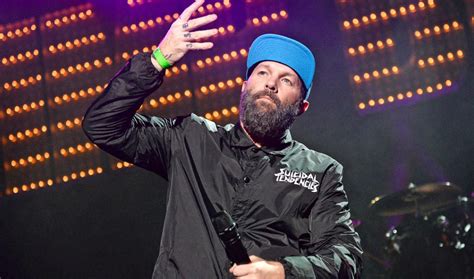 Danach arbeitete er als gesponserter skateboarder, bevor er 1994 an der gründung von limp bizkit beteiligt war. Vokalis Limp Bizkit Rindu Dipeluk Chester Bennington ...