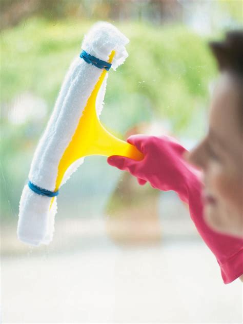 Melange pour nettoyer les vitres. Nettoyer les fenêtres comme un pro | Cleaning hacks ...
