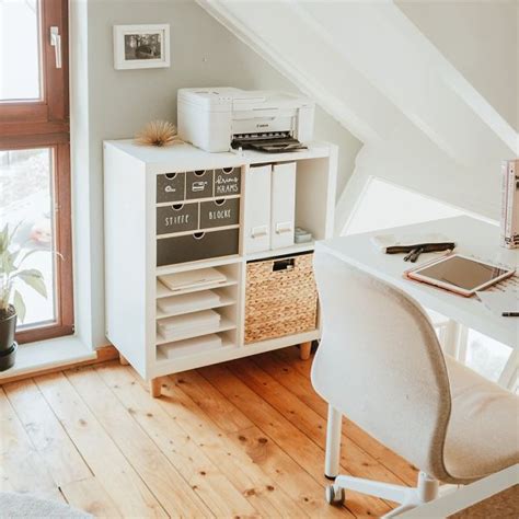 Ein kinderschreibtisch bietet ihrem kind platz für verschiedenste aktivitäten. ikea hacks home office organization in 2020 | Hausbüro ...