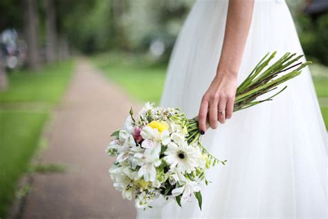 7 Creative Ways To Save Money On Your Wedding Flowers