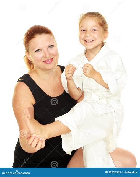 La Mamá Enseña A La Hija Vestida En Un Retroceso Del Karate Del Kimono